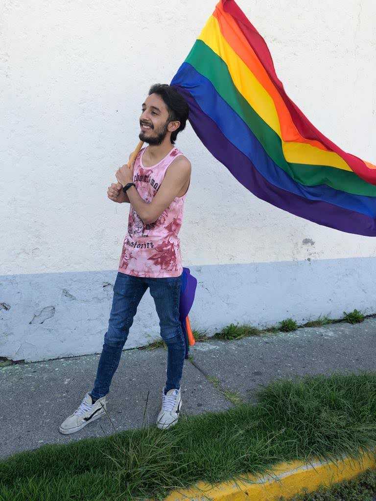Foto de JesúsWisord con una badera LGBT